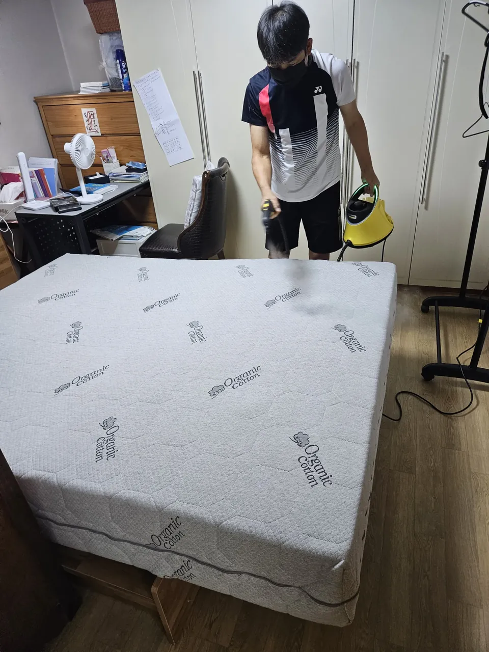 매트리스 윗면 전체에 스팀을 분사하는 모습 — 침구청소기 매트리스 케어 3단계