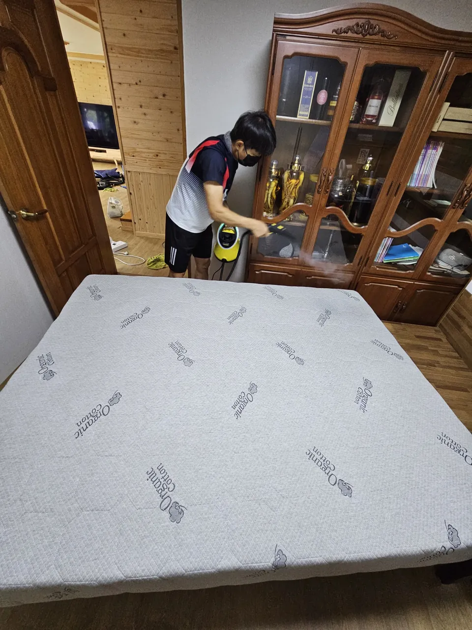 매트리스 앞쪽에서 스팀을 분사하는 모습 — 매트리스 황변 제거 3단계