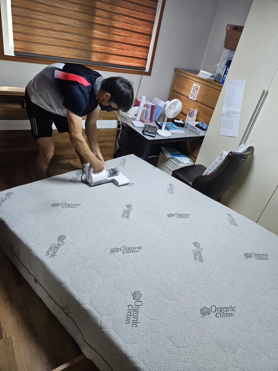 윗면을 침구청소기로 훑는 모습 — 오가닉 코튼 매트리스청소 1단계