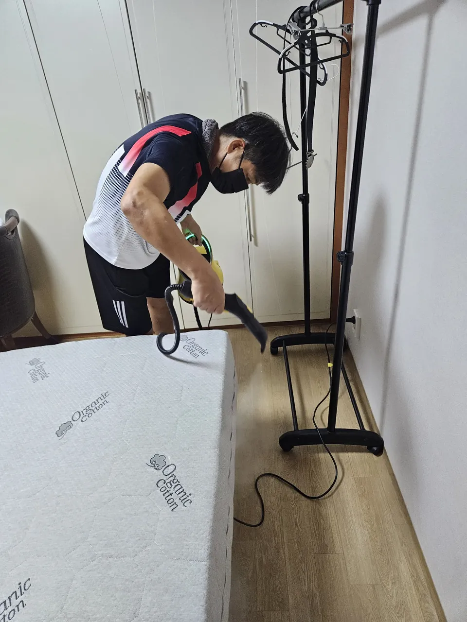 옆면 가까이에서 스팀을 분사하는 모습 — 오가닉 코튼 매트리스청소 3단계