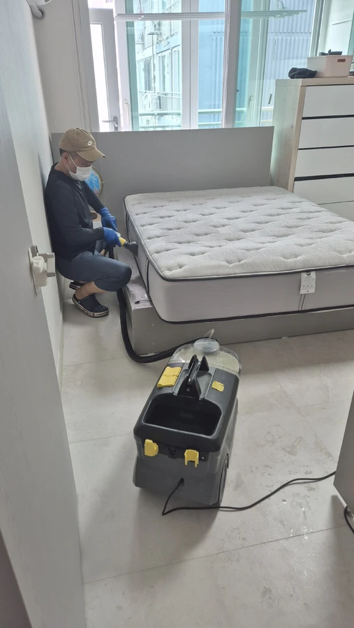 안방 헤드보드 인접 구간까지 세척하는 모습