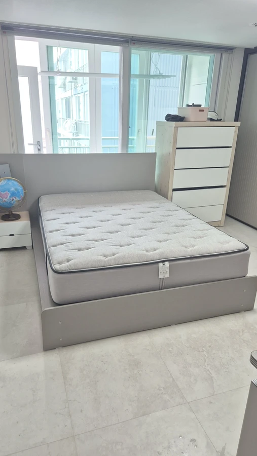 안방 세척을 마친 퀸사이즈 매트리스 전경